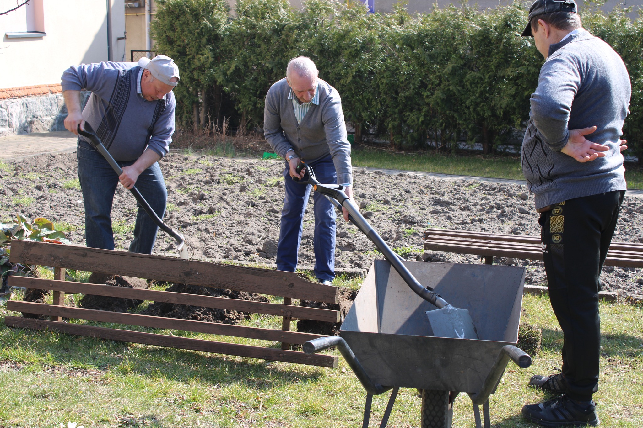 Taczka pracujący panowie